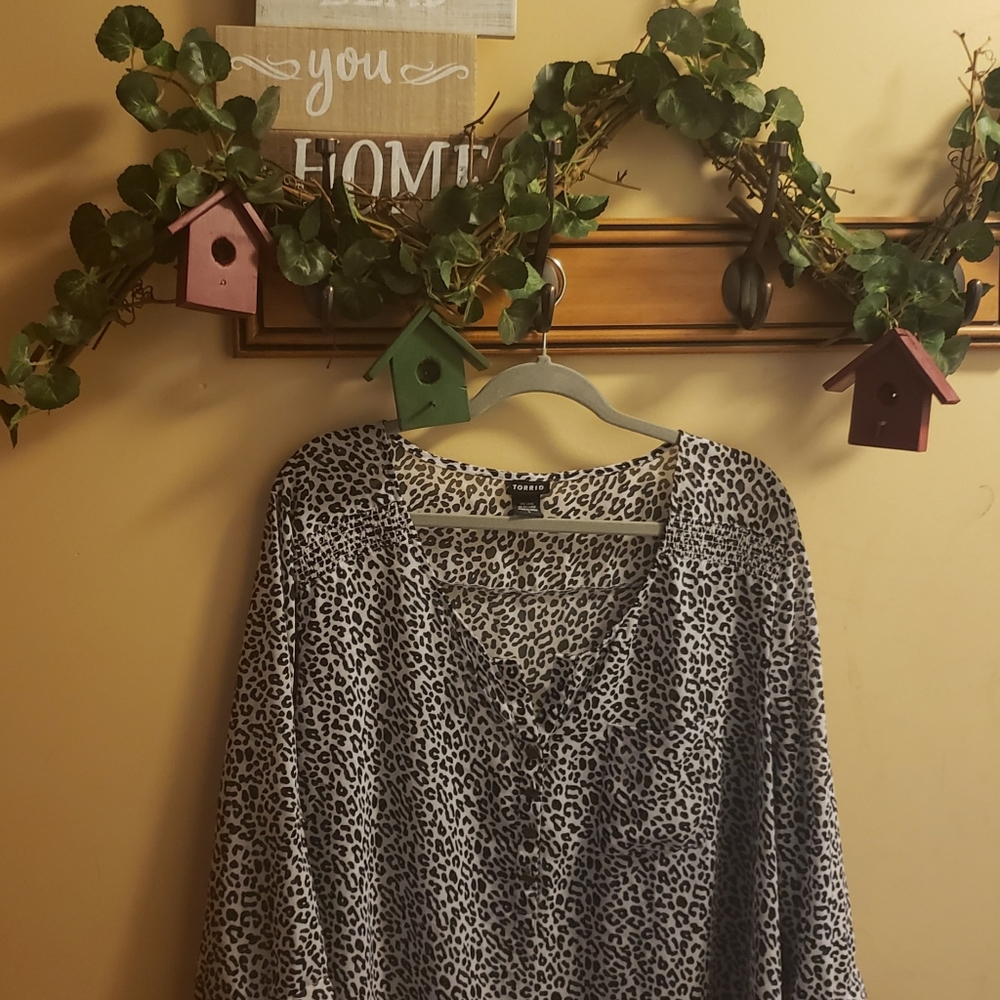 Torrid 3XL women's Black & White Cheetah Print Blouse Semi-Sheer 3/4" sleeves
